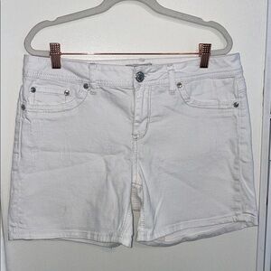 Seven Jeans White Denim Shorts with Detail Pockets & Light Distressing 14
